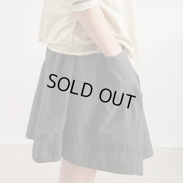 カラー違いの商品です、スタイリングのご参考に！