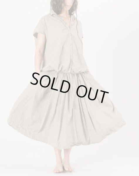 画像2: ALBUM 32_03 PLEATED SHORT SKIRT -STONE- (2)