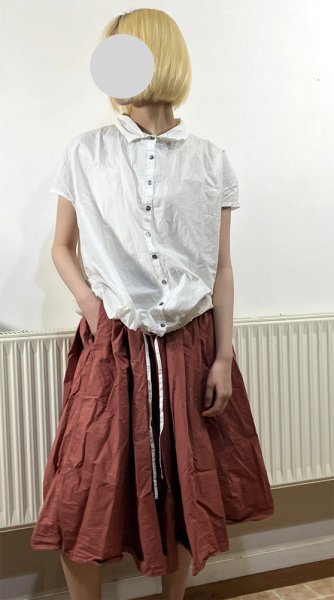 画像2: ALBUM 32_03 PLEATED SHORT SKIRT -CORAL- (2)